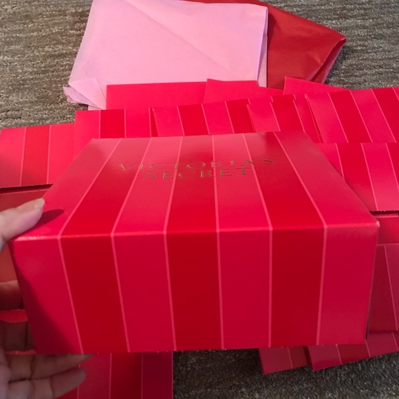 Victoria’s Secret shopping Bundle of 20
6 gift bags
14 Wrapping gift silk paper - Picture 3 of 6